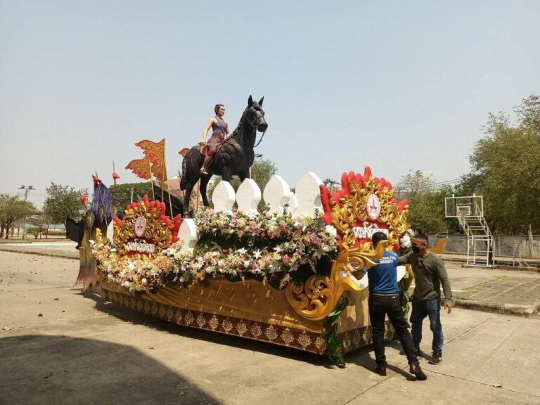 พบกับประติมากรรมเท่าขนาดจริงคุณหญิงโมขี่ม้าเจ้าดำโชว์ครั้งแรก ในพิธีเปิดงาน “ฉลองชัยชนะท้าวสุรนารี” ไฮไลท์ขบวนที่น่าจับตา “รถบุปผชาติ” ศิลปะประติมากรรมเท่าขนาดจริงของ “คุณหญิงโม” บนหลังม้า “เจ้าดำ” ม้าคู่ใจ ของมหาวิทยาลัยวงษ์ชวลิตกุล